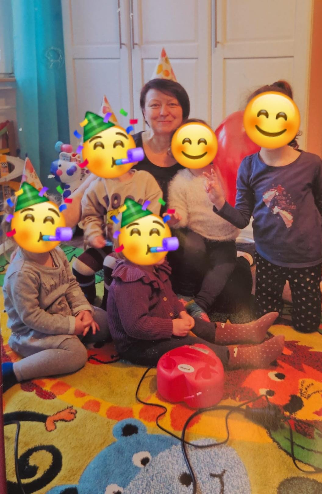 Geburtstagsparty in der Kindertagespflege mit den Kindern und der Tagesmutter