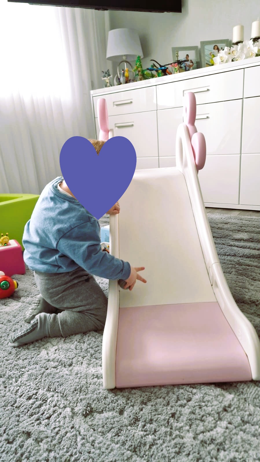 Kleiner Junge am Spielen in der Kindertagespflege