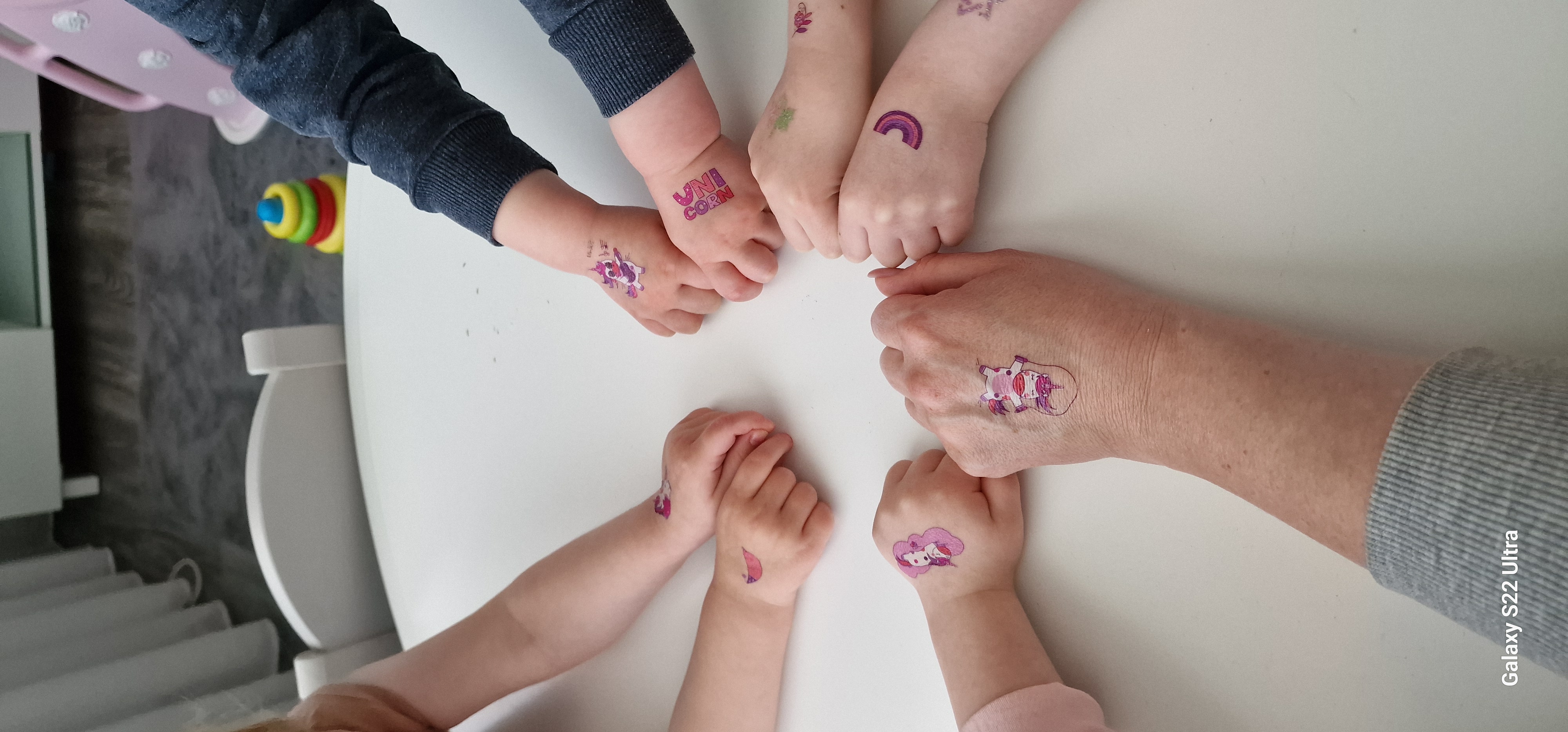 Tagesmutter beim Spielen mit den Kindern in der Kindertagespflege